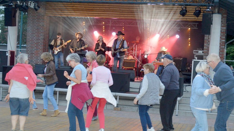 Vor der Bühne wurde getanzt. Die Stimmung war gut. Foto: Holger Weers