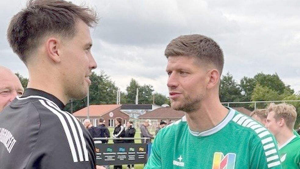 SVW-Neutrainer Max Beccard (rechts) im Gespräch mit seinem Torwart Julian-Till Ahlers, der mehr als 80 Minuten lang beschäftigungslos war. Erst in der Schlussphase musste er zweimal hinter sich greifen. Fotos: Wolf-Rüdiger Saathoff