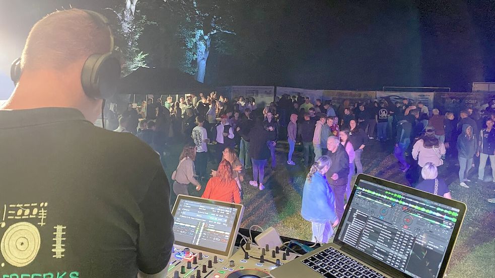 DJ Pascal war beim „Nu is Fierobend“ auf dem Dorfplatz Bühren für die Musik zuständig. Foto: Sarah Mimkes