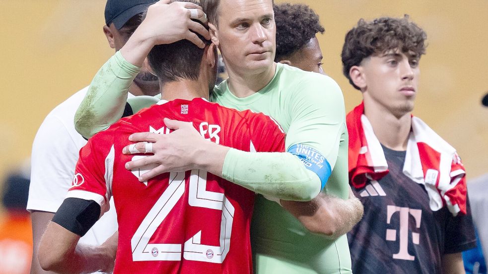 Manuel Neuer (r) umarmt Thomas Müller. Das 756. Pflichtspiel war dessen letztes als Bayern-Profi. Foto: Sven Hoppe/dpa