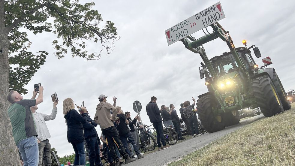 Etwa 1500 Menschen protestierten in Nortmoor gegen Tennet und die EWE. Foto: Lars Löschen