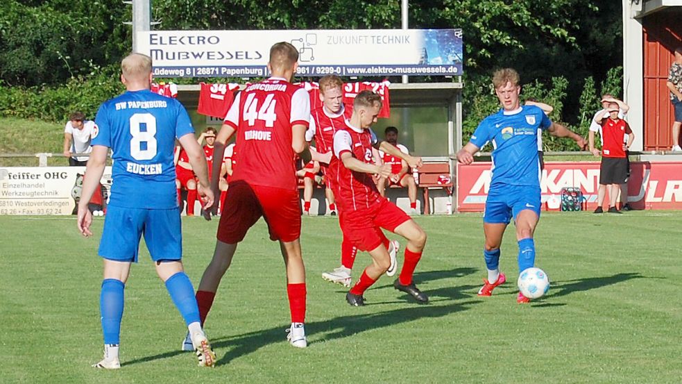 BW Papenburg, am Ball Nick Kassmann, gewann in Ihrhove mit 3:1. Foto: Reemts