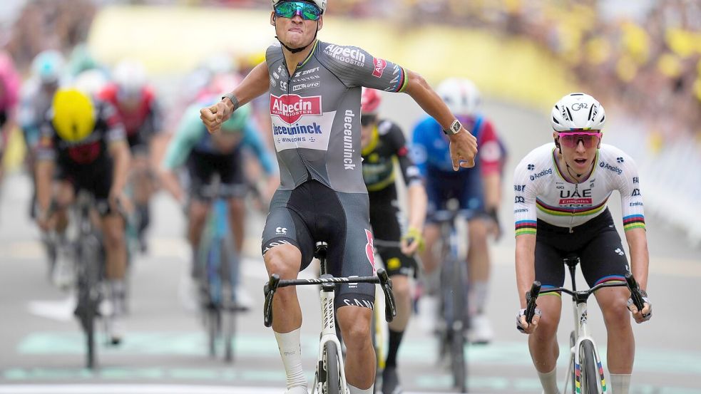 Mathieu van der Poel stürmt zum Sieg. Foto: Mosa’ab Elshamy/AP/dpa