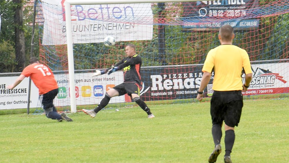 Neels Schulz zeigt sich eiskalt und trifft zum 4:0.