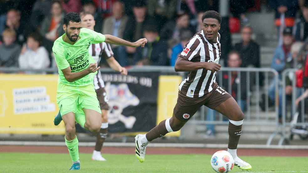 Oladapo Joshua Afolayan (rechts) traf mit einem sehenswerten Fernschuss zum 8:0. Die Firreler (Oussama Marmouk) mussten zwar oft hinterherlaufen, zeigten aber vollen Einsatz. Foto: Doden/Emden