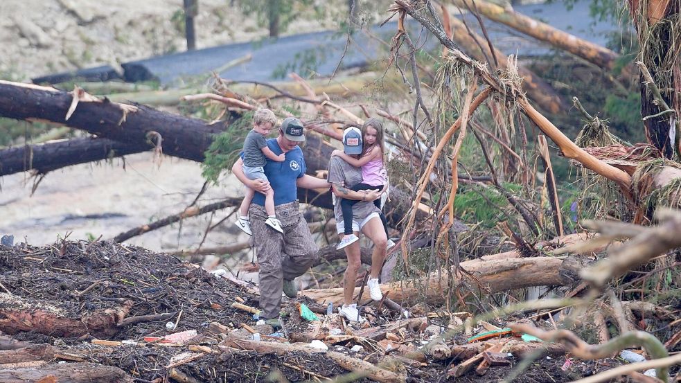 Insgesamt wurden nach Angaben der Behörde mehr als 850 Menschen unverletzt gerettet. Foto: Julio Cortez/AP/dpa