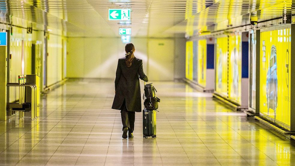 Das Klischeebild einer Geschäftsreisenden am Flughafen - das Flugzeug liegt als Verkehrsmittel klar vorne. (Symbolbild) Foto: Andreas Arnold/dpa
