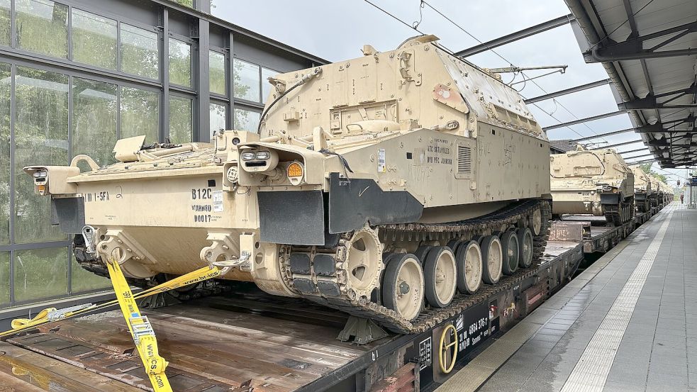 Auf Gleis 1 in Rendsburg stand ein mit Panzern beladener Güterzug. Es besteht die Möglichkeit, dass eine offenstehende Luke eines Panzers, eine Messeinrichtung touchierte und für damit die Störung auslöste. Foto: Daniel Sahler