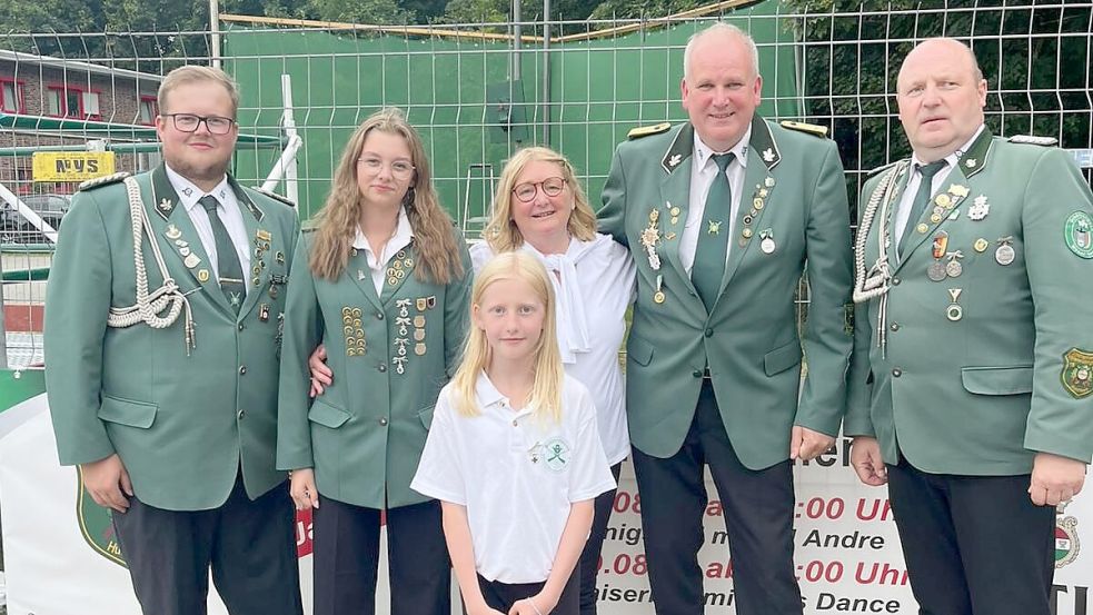 Das Foto zeigt (von links): Tino Bley (Vorstand Schützenverein Völlenerkönigsfehn), Jugendkönigin Leonie Davids, Schülerkönigin Laura Spekker (im Vordergrund), Kaiserin Monika Sprenkel, Kaiser Harald Bokelmann und Ingo Kossenjans (Vorstand). Foto: Holger Weers
