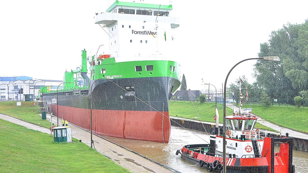 Mit Hilfe eines Schleppers wurde der Frachter in die Schleuse gebracht. Foto: Bodo Wolters