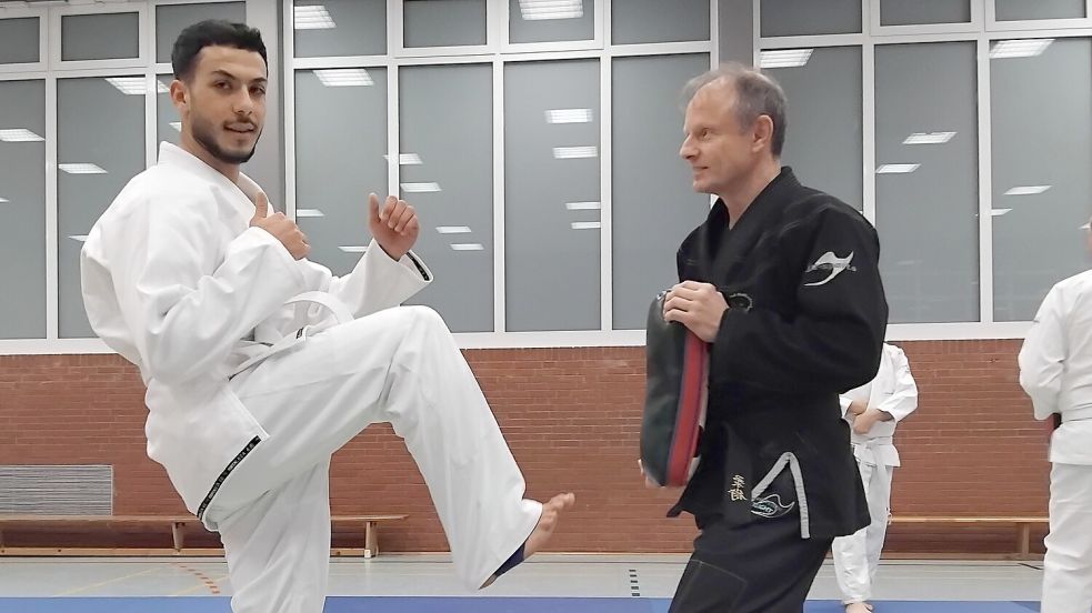 Der Syrer Abdalrazan Ballan (links) beim Ju-Jutsu-Training mit Hans-Joachim Reinke. Foto: Scherzer