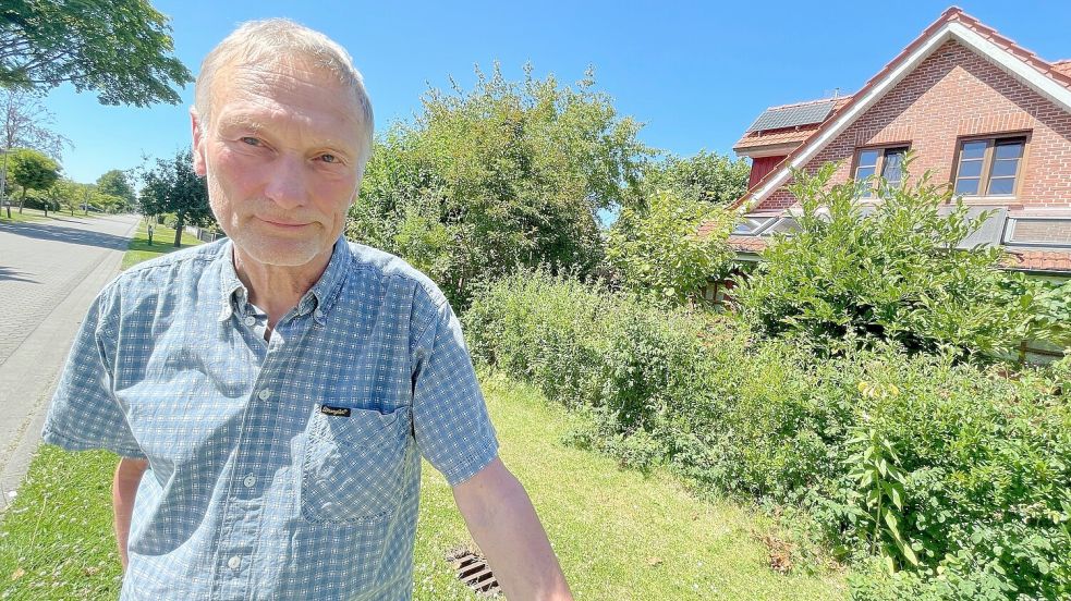 Heinz Giermanns vor seinem Haus im Plümers Kamp: Dort, erzählt der Fehntjer, stehen einige Häuser auf Grundstücken, die in den 1950er Jahren über das Erbbaurecht zur Nutzung gepachtet wurden. Foto: Janßen