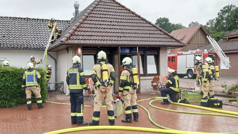 Von der Dachseite aus wurde auch gelöscht. Foto: Joachim Schulte/Feuerwehr Barßel