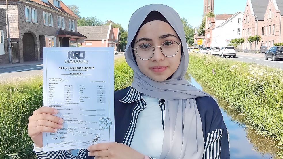 Niveen Haidar zeigt ihr Abschlusszeugnis. Fotos: Clarissa Scherzer