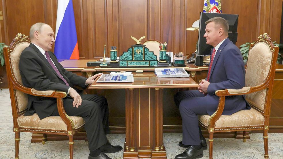Kremlchef Wladimir Putin feuerte Verkehrsminister Roman Starowoit nach einem guten Jahr im Amt - kurz darauf wurde er tot aufgefunden. (Archivbild) Foto: Gavriil Grigorov/Pool Sputnik Kremlin/AP/dpa