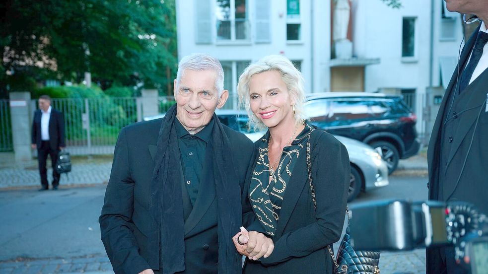 Schauspieler Heinz Hoenig kam mit seiner Frau Annika Kärsten-Hoenig zu einem Empfang nach Berlin. Foto: Annette Riedl/dpa