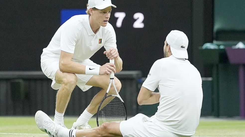 Jannik Sinner (l) kümmert sich um Grigor Dimitrow. Foto: Jordan Pettitt/PA Wire/dpa
