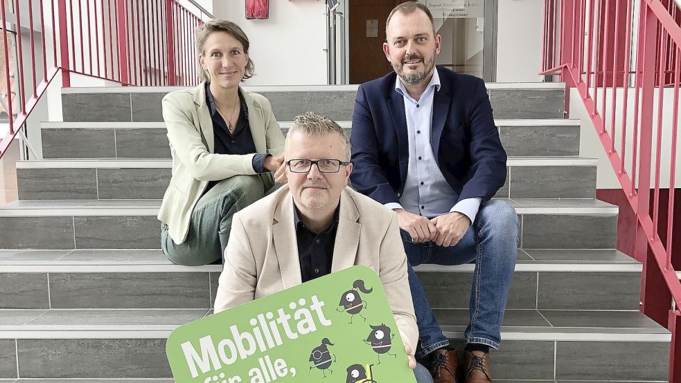 Das Foto zeigt die beiden Mobilitätsbeauftragten Tomke van Lessen und Marco Smid (rechts) gemeinsam mit Bürgermeister Theo Douwes (Mitte). Foto: Gemeinde/Beening