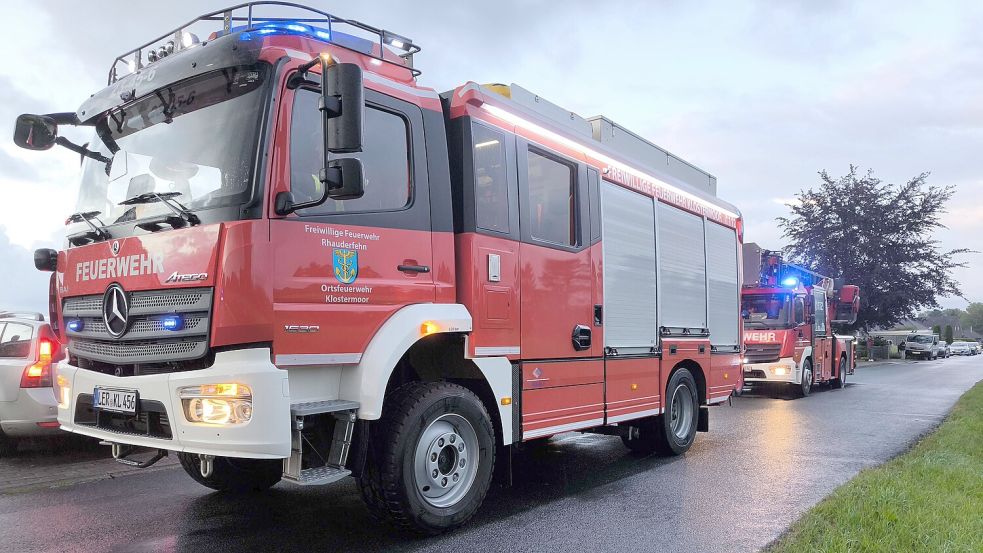 Weil zunächst ein Zimmerbrand gemeldet worden war, sind am Montagabend mehrere Feuerwehren zur Westwieke nach Rhauderfehn ausgerückt. Foto Daniel Grüneke.