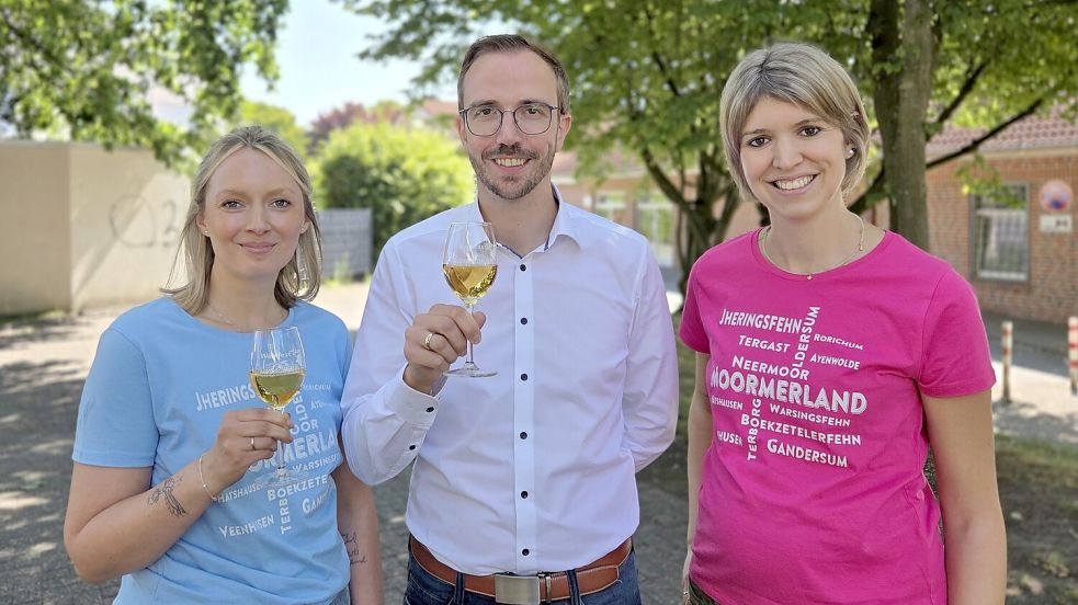 Die Gemeinde Moormerland ist Veranstalter des Weinfestes: (von links) Ines Hinrichs (Leitung Tourist-Information), Bürgermeister Hendrik Schulz und Maike Lindemann (Tourist-Information) gehören zu den Organisatoren. Foto: Tourist-Info Moormerland