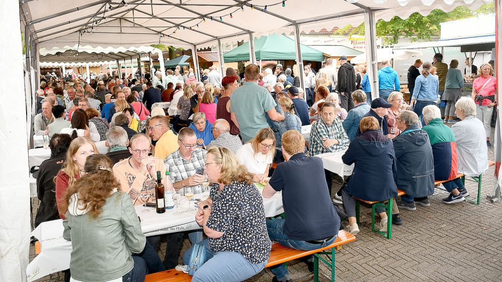 Die überdachten Sitzplätze sorgen für eine gemütliche Atmosphäre beim Weinfest. Foto: Melchert Stromann/Archiv