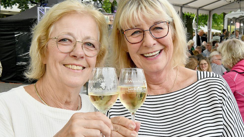 Die Stimmung beim Weinfest in Moormerland ist seit vielen Jahren gut. Foto: Melchert Stromann/Archiv