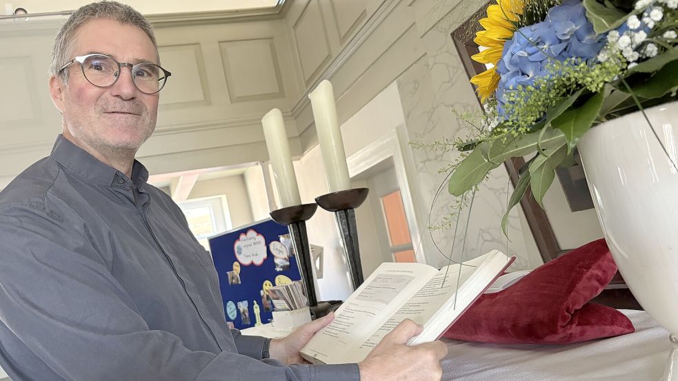 Was liegt da vorne für ein dickes Buch auf dem Altar? Pastor Dreesch-Rosendahl verrät das und viele andere Details rund um die Hoffnungskirche beim Rundgang. Foto: Marion Janßen