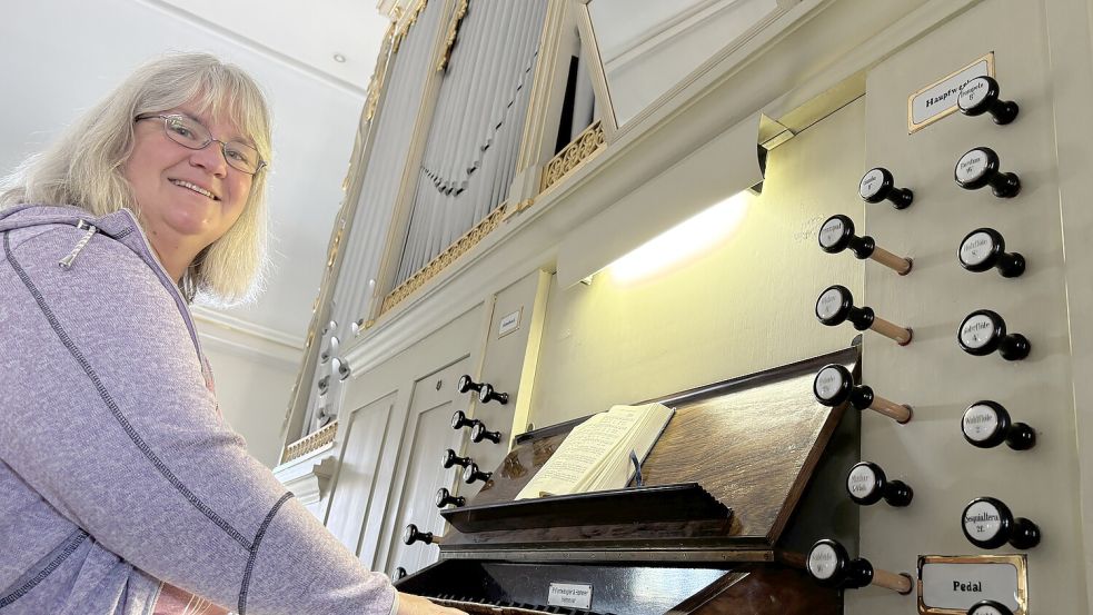 Kreiskantorin Heike Kieckhöfel wird für die Besucher die große Orgel erklingen lassen. Foto: Marion Janßen