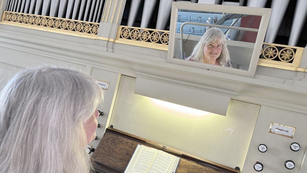Ein Rückspiegel an der Orgel? Ja, über den behält die Kantorin den Kirchenraum in ihrem Rücken im Blick. Foto: Marion Janßen