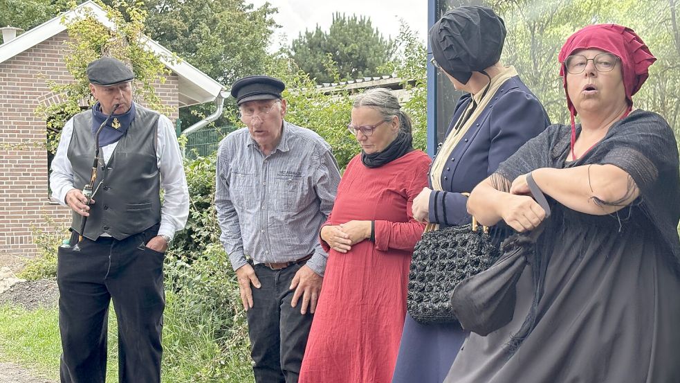 1912 waren die Fehntjer uneins über den Bau der Kleinbahn: Eine Szene aus der Fehnpad-Tour. Foto: Marion Janßen