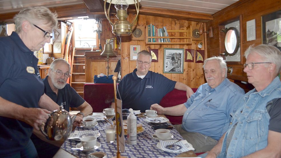 Unter Deck der "Ebenhaezer" heißt die Mannschaft der Schiffergilde die Gäste willkommen. Archivfoto: Astrid Fertig