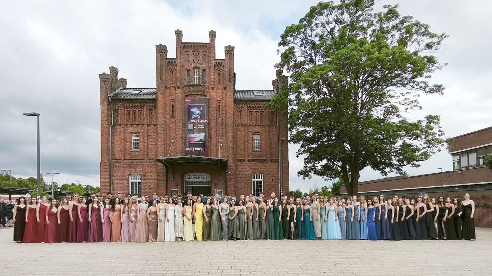 Von tiefem Rot bis Himmelblau: Bei den schicken Roben der Abiturientinnen waren alle Farben vertreten. Foto: privat