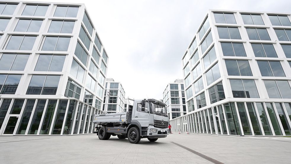 Daimler Truck will bis 2030 rund 5.000 Stellen streichen. (Archivbild) Foto: Bernd Weißbrod/dpa