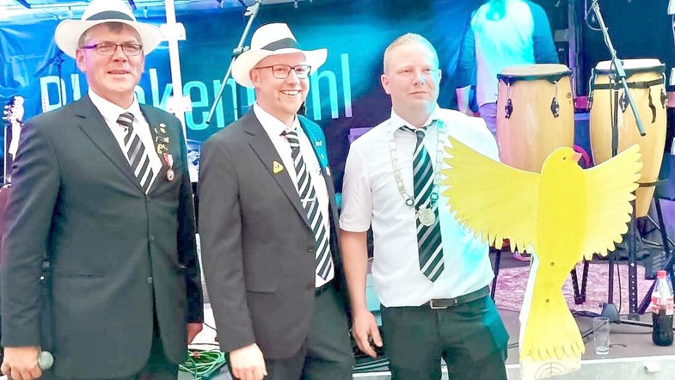 Florian Thieben (rechts) ist neuer Schützenkönig in Wittensand. Der alte König Christian Kroker (Mitte) und 1. Vorsitzende André Waden gratulierten. Foto: privat