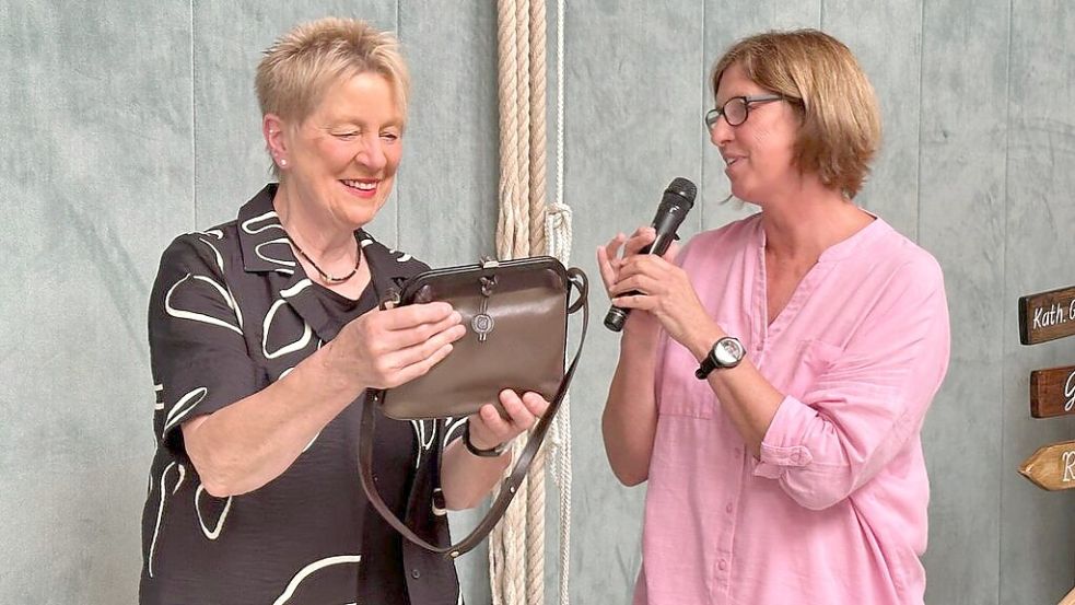 Hohe Wertschätzung: Johanna Albers (links) und Kollegin Sigrid Speckmann arbeiteten 25 Jahre zusammen. Neben einer symbolträchtigen und dekorativen Skulptur für den Garten gab es vom Kollegium auch eine Handtasche. Foto: Claudia Wimberg