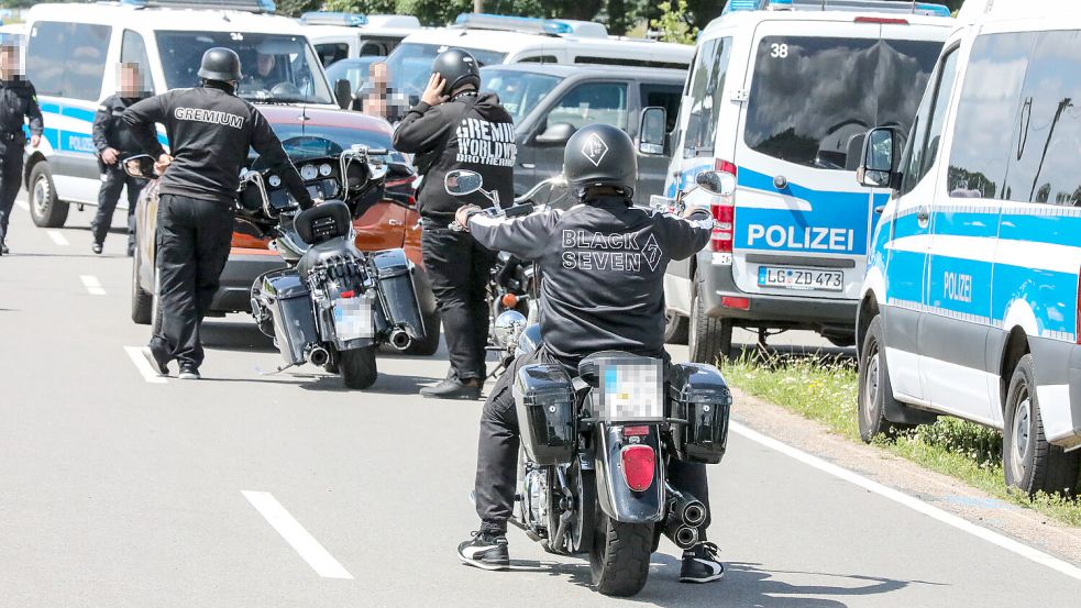 Mit einem Großaufgebot kontrolliert die Polizei das Rockertreffen in Halbemond. Foto: Hock