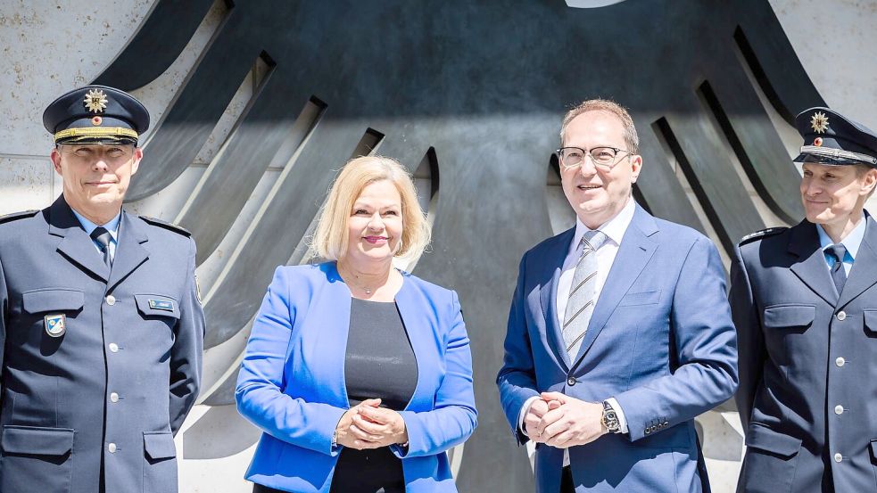 Ex-Bundesinnenministerin Nancy Faeser (SPD), hier bei ihrer Amtsübergabe an Alexander Dobrindt (CSU), hatte sich zum Bundesaufnahmeprogramm mit der damaligen Außenministerin, Annalena Baerbock (Grüne) abgestimmt. (Archivfoto) Foto: Christoph Soeder/dpa
