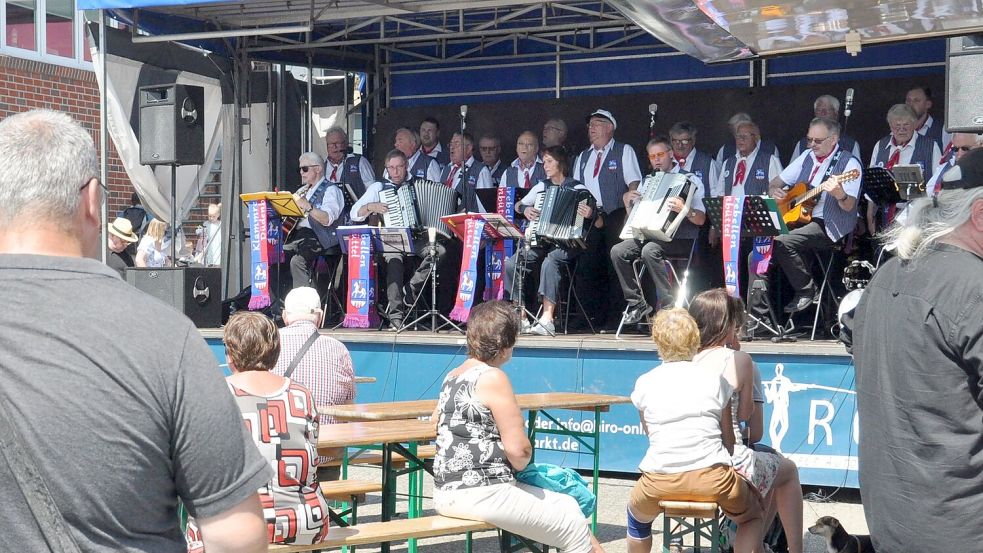 Musikalisches Programm wird es beim Hafenfest in Ditzum auch geben. Foto: Bodo Wolters/Archiv