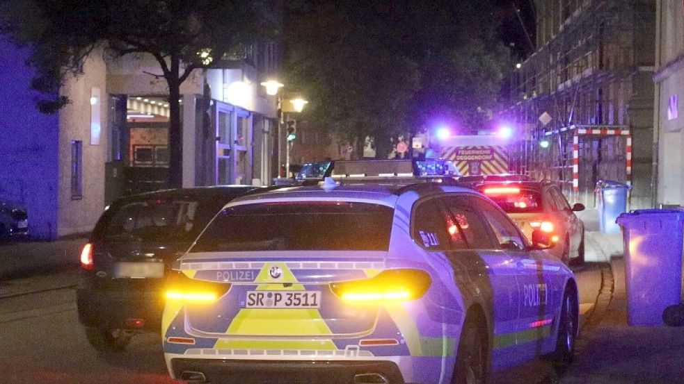 Anwohner hören Schussgeräusche - und finden einen verletzten Mann. Die Polizei nimmt nach stundenlanger Fahndung zwei Tatverdächtige fest. Foto: Markus Zechbauer/zema-medien/dpa