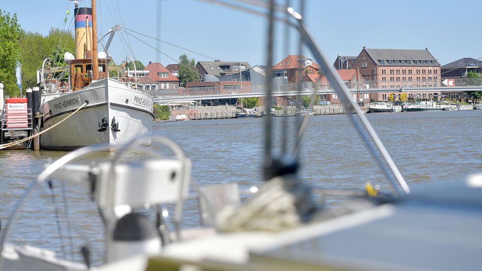 Am Leeraner Hafen trifft man in diesen Tagen zahlreiche Urlauberinnen und Urlauber. Foto: Klaus Ortgies/Archiv
