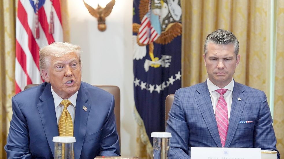 Verteidigungsminister Hegseth soll einem CNN-Bericht zufolge das Weiße Haus nicht über den teilweisen Lieferstopp an die Ukraine informiert haben. Foto: Evan Vucci/AP/dpa