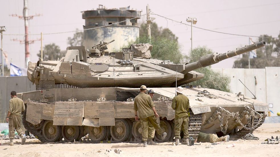 Die Frage eines Teilrückzugs der israelischen Truppen in Gaza ist weiter strittig. (Archivbild) Foto: Ariel Schalit/AP/dpa