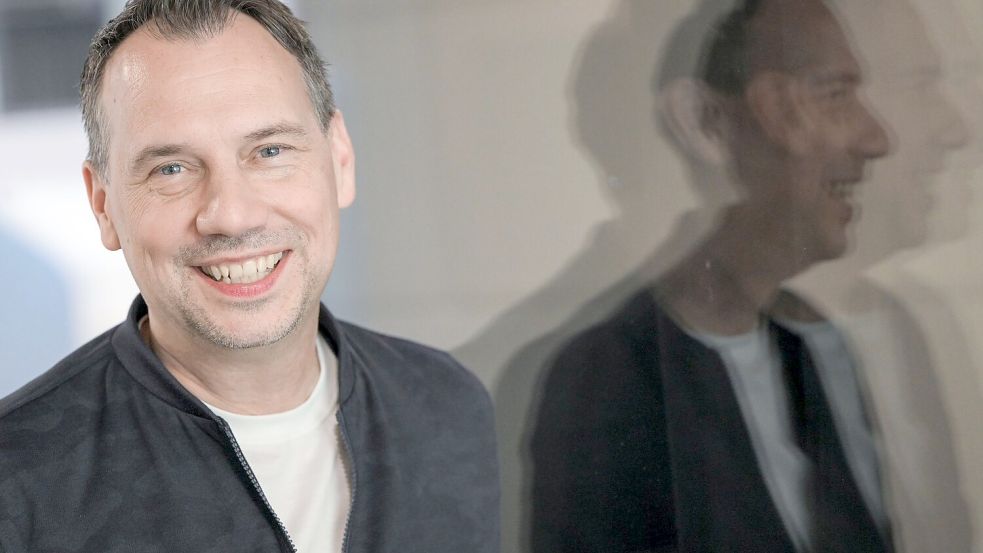 Sebastian Fitzek ist berühmt für spannende Krimis (Archivbild). Foto: Jens Kalaene/dpa