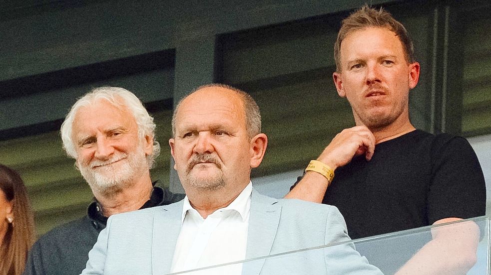 Beim EM-Finale der deutschen U21-Junioren waren Bundestrainer Julian Nagelsmann (r) und DFB-Sportdirektor Rudi Völler (l) vor Ort in der Slowakei. Foto: Robert Nemeti/dpa