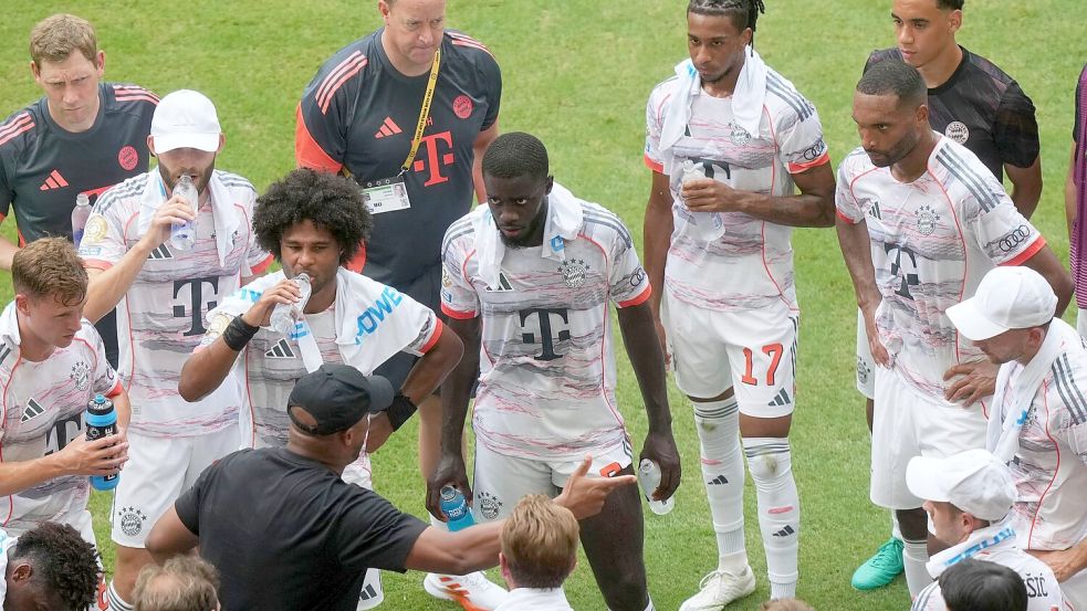 Trinken ist wichtig. Und Trinkpausen können die Trainer auch für taktische Korrekturen nutzen, wie hier Bayern-Coach Vincent Kompany (unten links). Foto: Marta Lavandier/AP/dpa