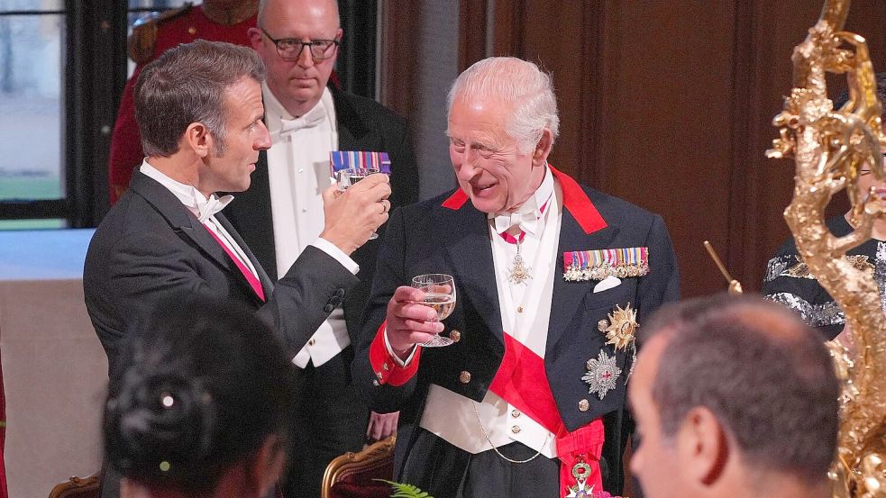 Emmanuel Macron (l) und König Charles III. stießen auf die britisch-französische Freundschaft an. Foto: Yui Mok/PA Wire/dpa