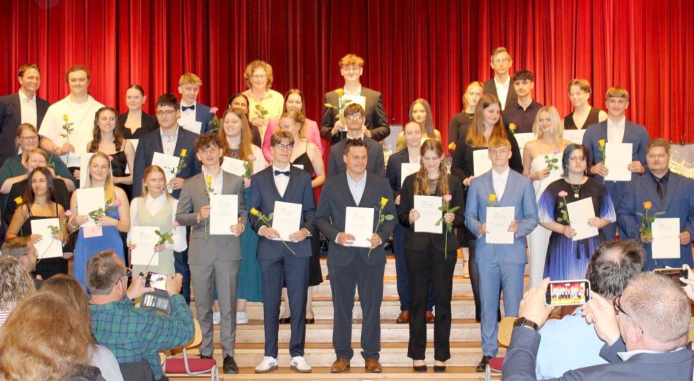 Es ist geschafft: Stolz und glücklich halten die Abiturienten ihre Zeugnisse in den Händen. Foto: privat