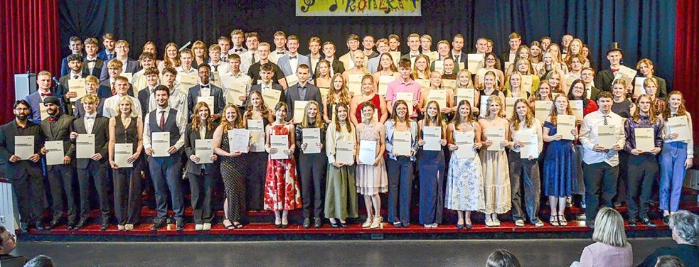 Dem Anlass entsprechend fein angezogen, stolz auf ihre Leistungen und glücklich über das Abitur in der Tasche: 84 Abiturienten wurden jetzt am TGG feierlich verabschiedet. Foto: Lehmann