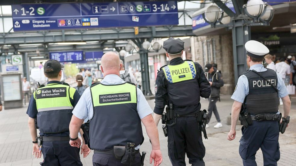 An den Bahnhöfen wollen Bundespolizei und DB Sicherheit gemeinsam die Präsenz erhöhen, um Straftaten vorzubeugen und das Sicherheitsgefühl der Reisenden zu stärken. (Archivfoto) Foto: Christian Charisius/dpa