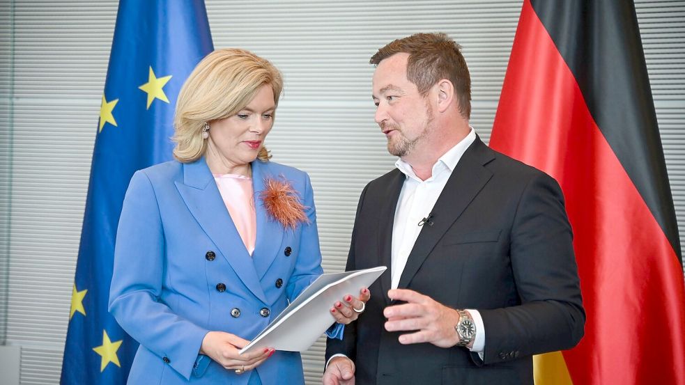 Seinen ersten Jahresbericht hat der Polizeibeauftragte des Bundes, Uli Grötsch, am Dienstag an Bundestagspräsidentin Julia Klöckner übergeben. Foto: Katharina Kausche/dpa